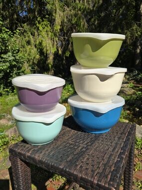 Multi-Color Plastic Mixing Bowls with Lids - Set of 6